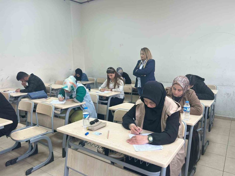 Vanlı öğrenciler ve yetişkinler kitap okuma yarışmasında buluştu