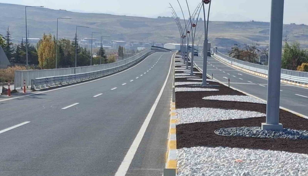 Van trafiğine yeni nefes: Edremit Köprülü Kavşağı trafiğe açıldı