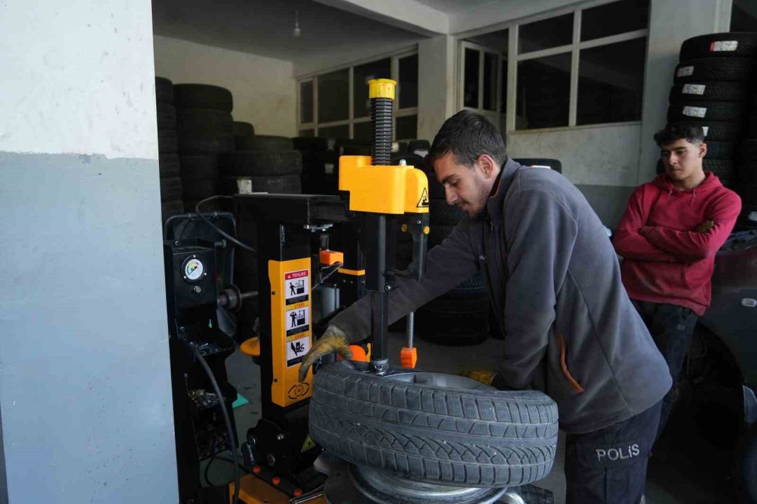 Lastikçilerde kış lastiği yoğunluğu başladı