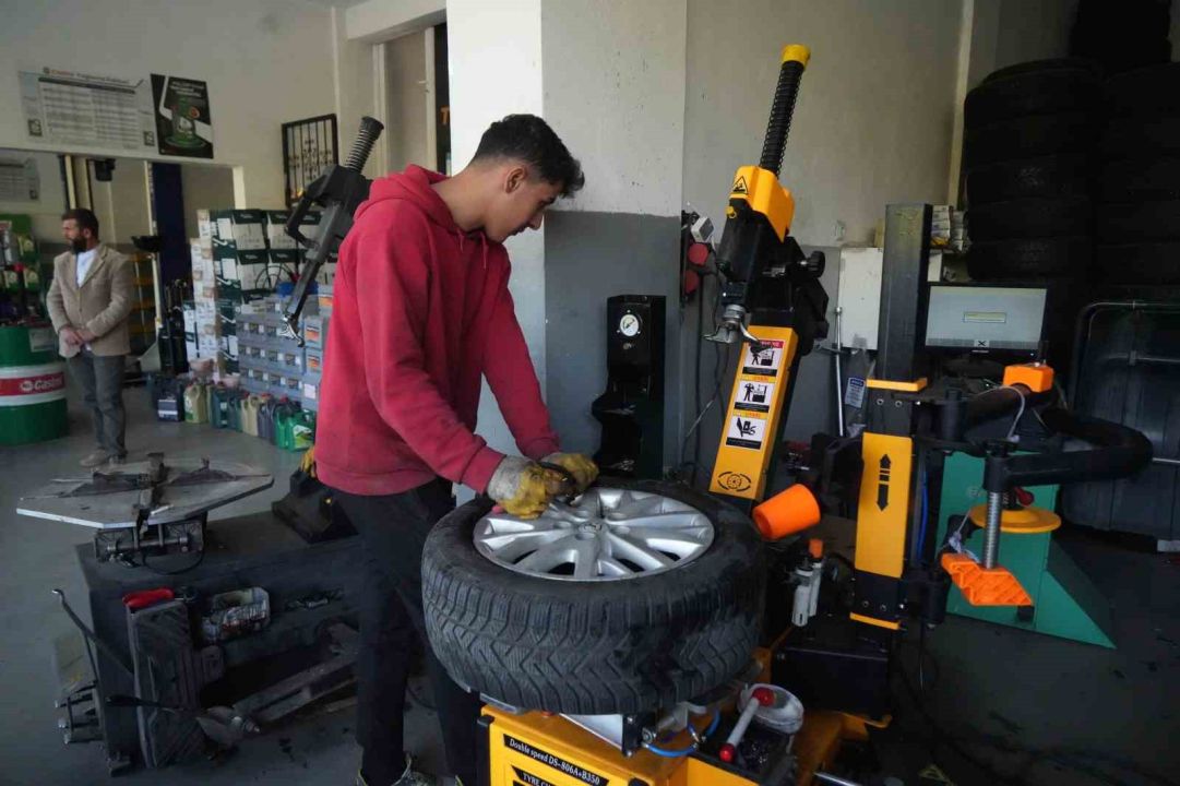 Lastikçilerde kış lastiği yoğunluğu başladı