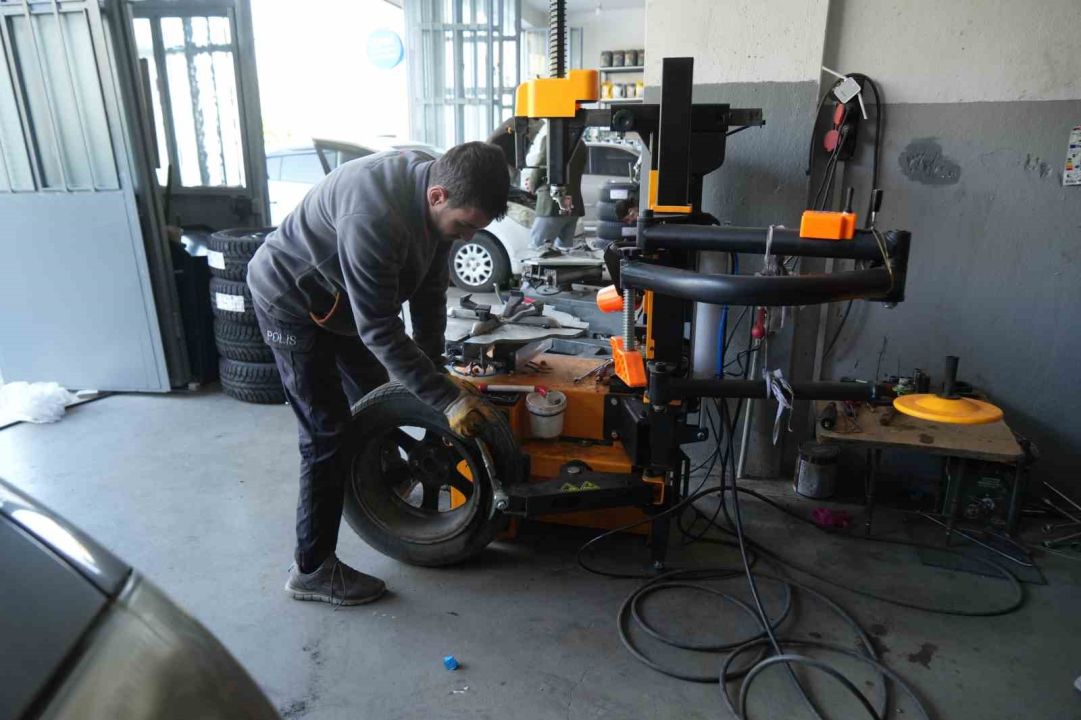 Lastikçilerde kış lastiği yoğunluğu başladı