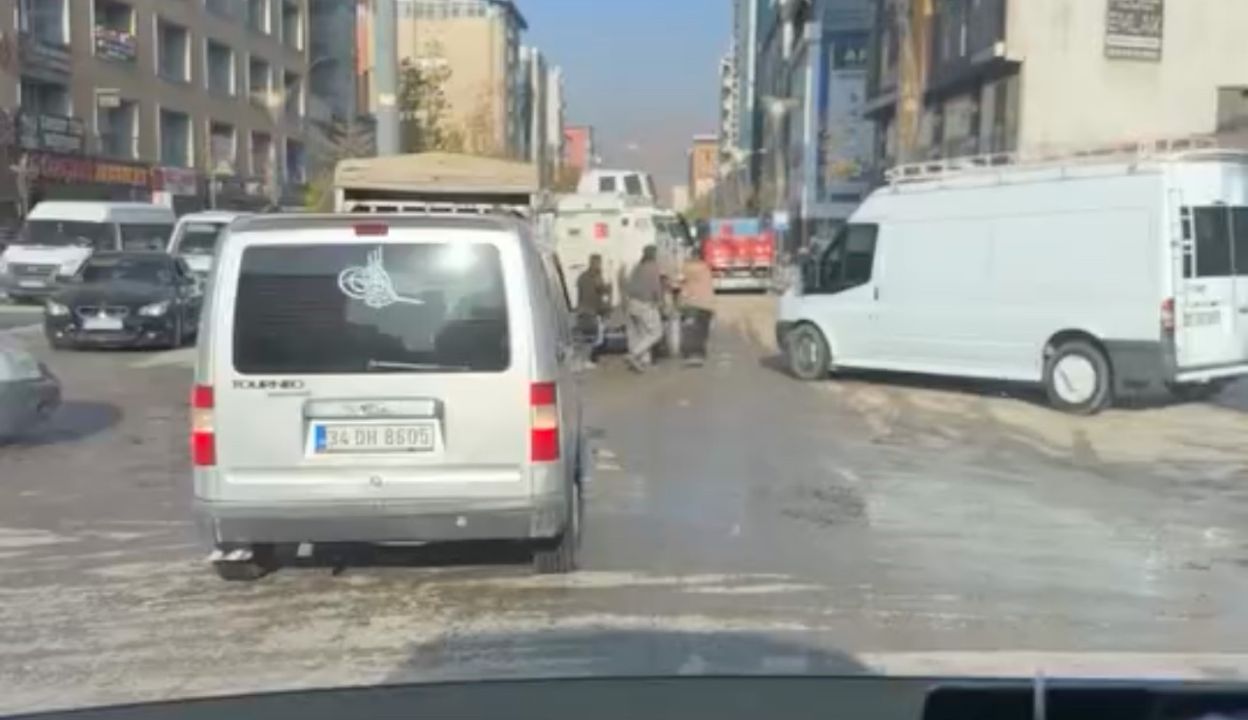 Yüksekova’da görenleri gülümseten anlar: Arızalan zırhlı araca vatandaş imecesi