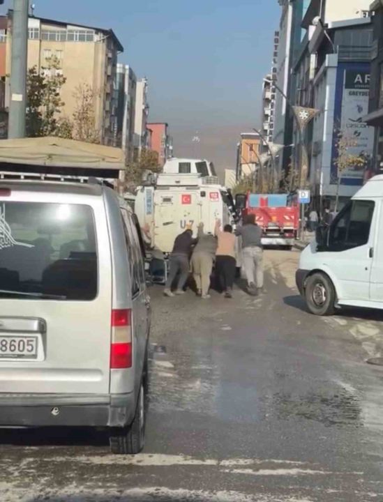 Yüksekova’da görenleri gülümseten anlar: Arızalan zırhlı araca vatandaş imecesi