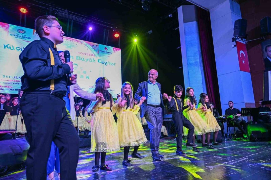 Küçük kalplerden büyük ezgiler çocuk korosu konseri