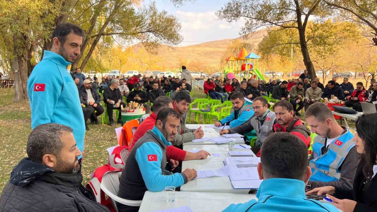 Sağlık yöneticileri Van'da afet farkındalık kampında buluştu