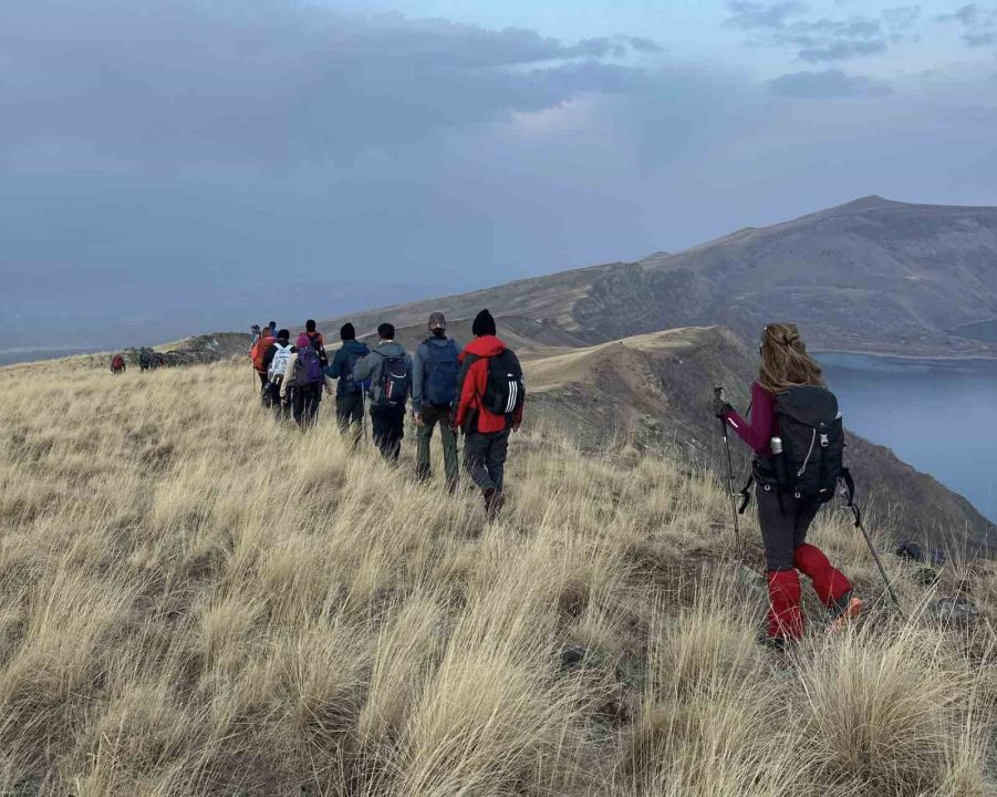 Vanlı dağcılardan Nemrut Kalderası’nda 12 saatlik zorlu yürüyüş