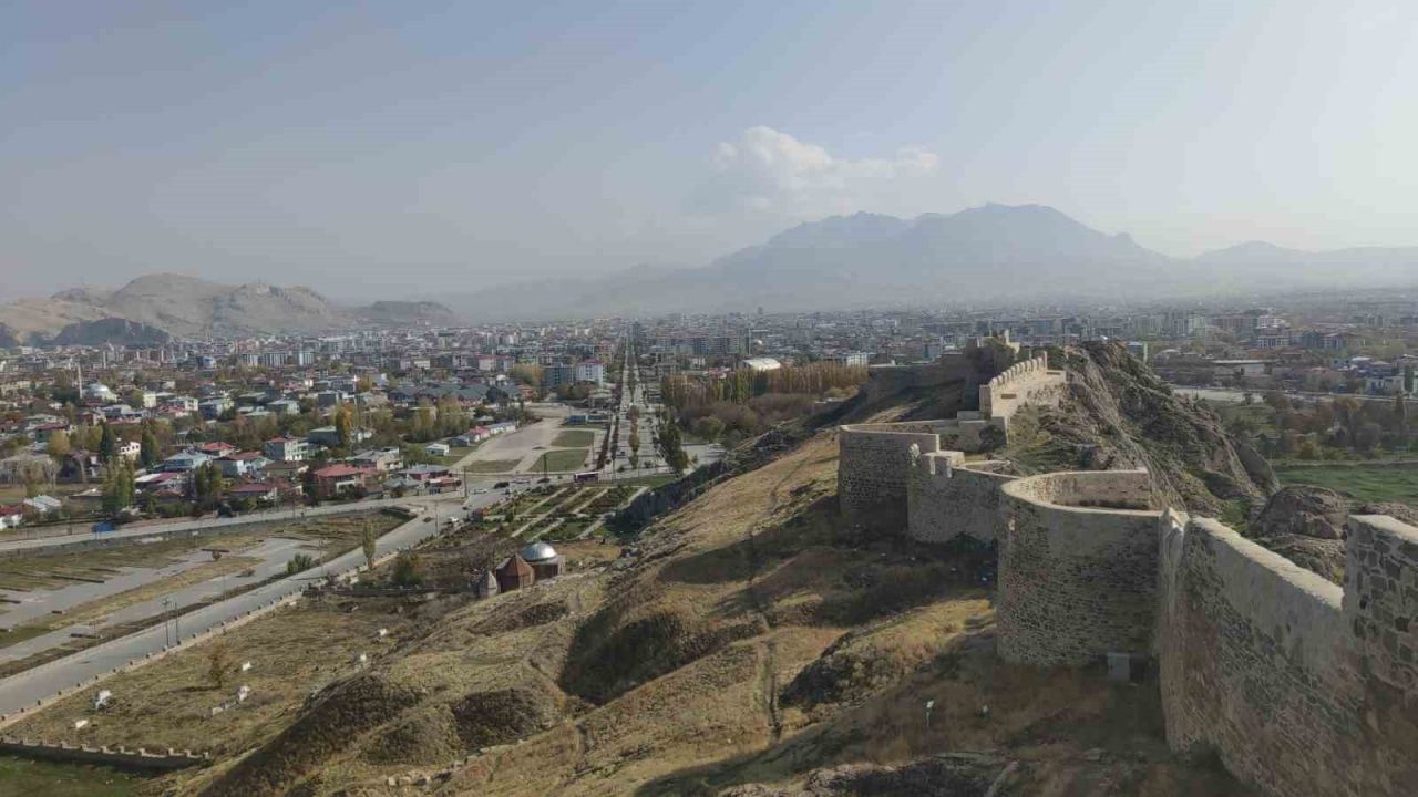 Van’ın sonbahar güzelliği: Van Kalesi ve Atatürk Kültür Parkı ziyaretçilerin gözdesi oldu
