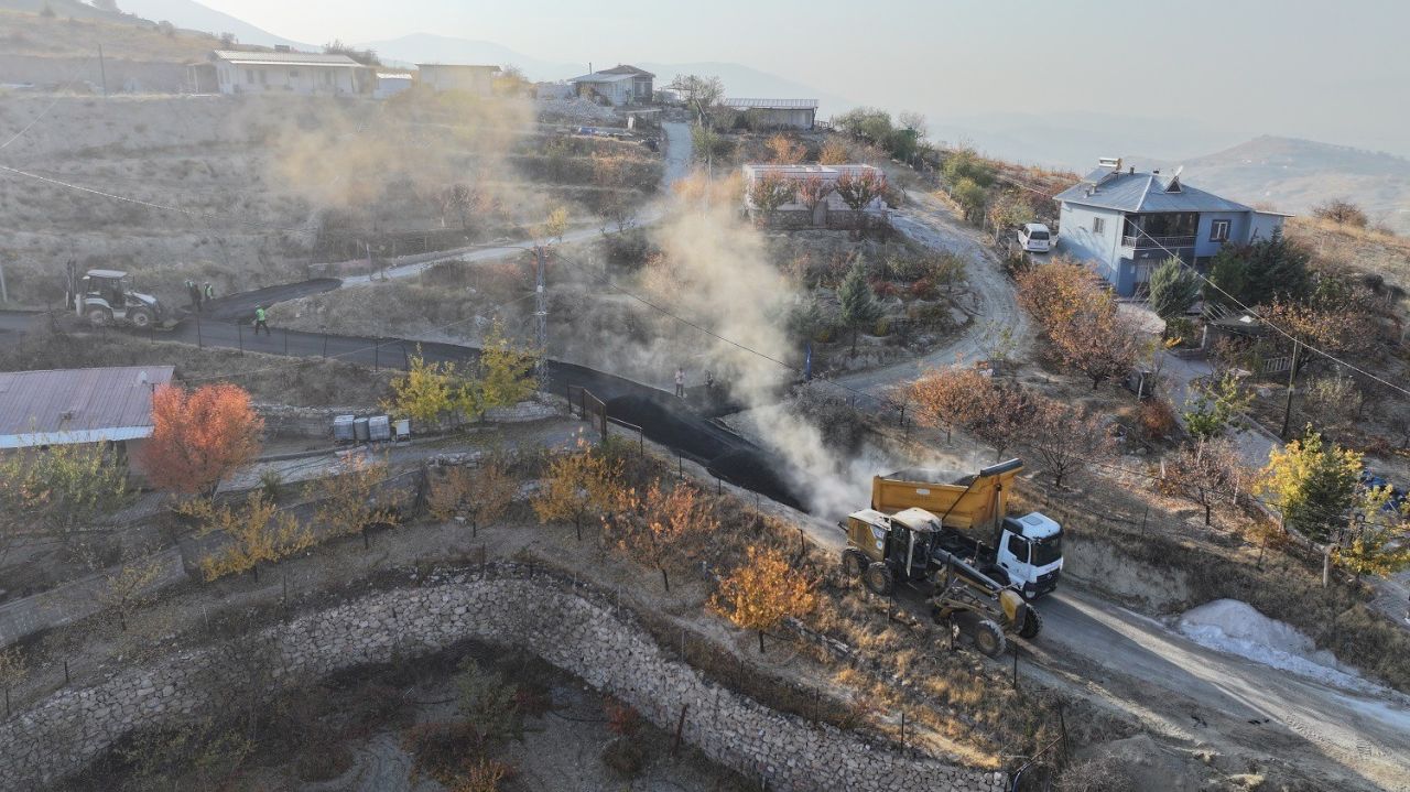 Yeşilyurt Belediyesi, Banazı’nın yollarını yeniliyor
