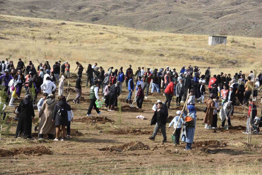 Bitlis’te fidanlar toprakla buluştu