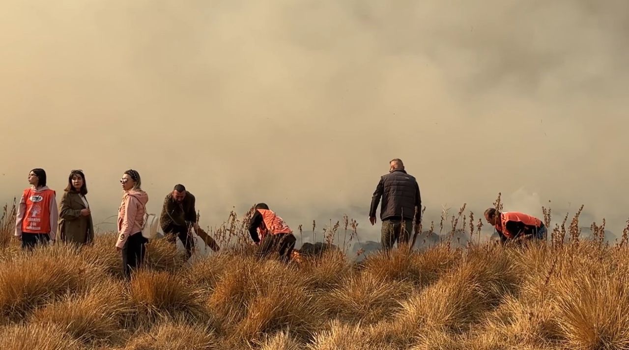 Hakkari’nin Yüksekova kuş cenneti alevlere teslim: Yangın kontrol altına alınamıyor