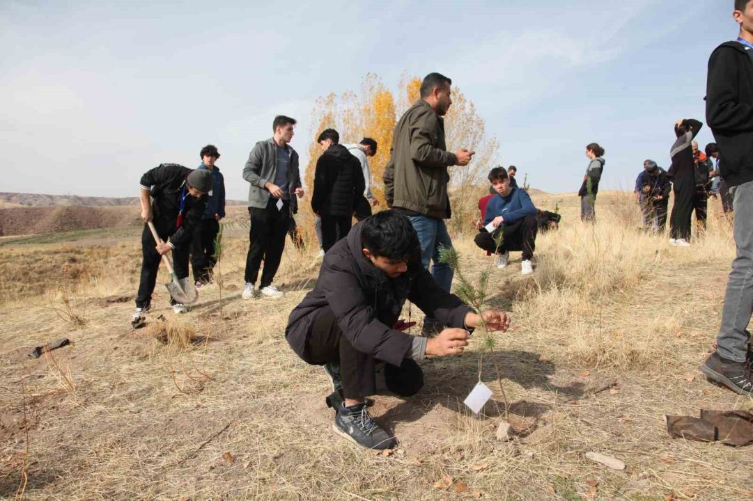 Bitlis’in  Ahlat İlçesinde "Maziden Atiye" programı kapsamında öğrenciler fidan dikti