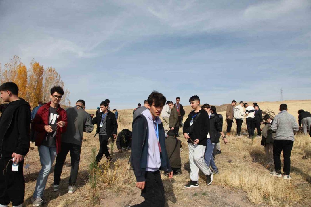 Bitlis’in  Ahlat İlçesinde "Maziden Atiye" programı kapsamında öğrenciler fidan dikti