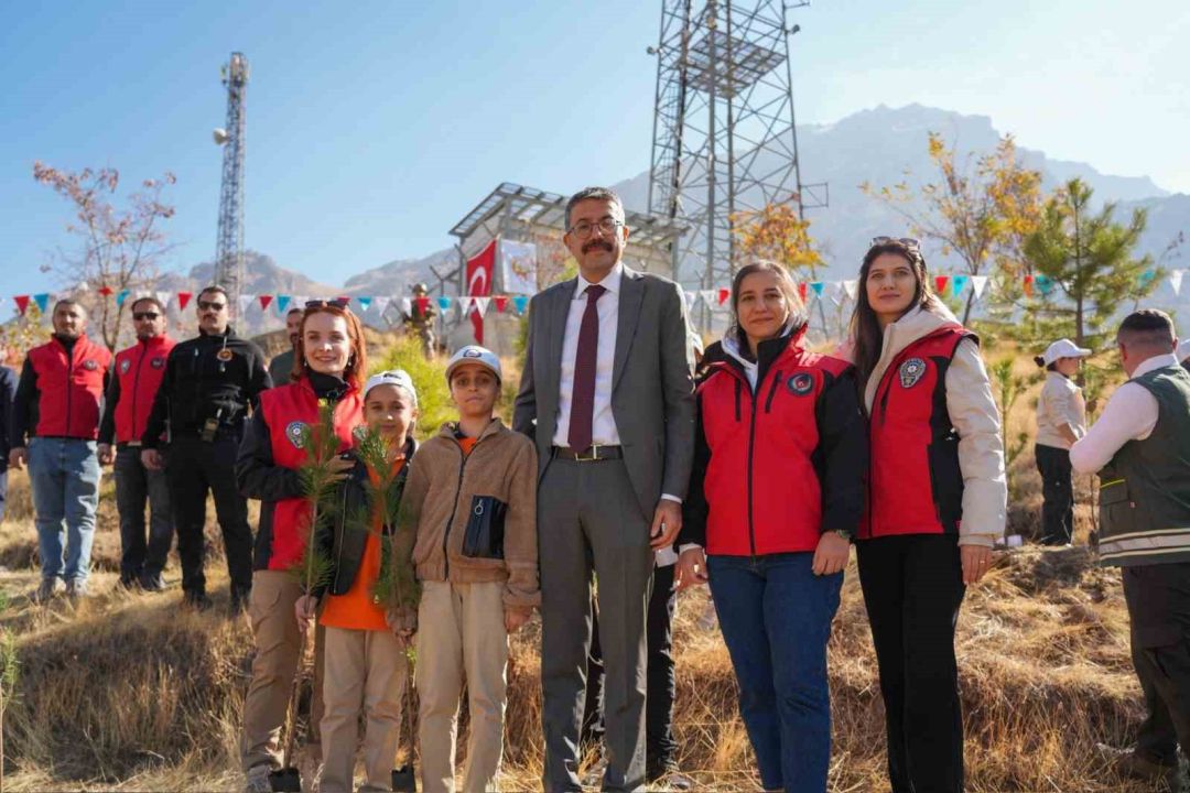 Hakkari’de Tuğgeneral Öz, şehit yakınlarıyla fidan dikti