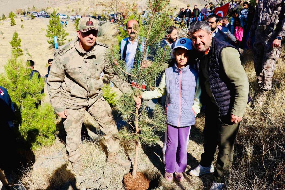 Hakkari’de Tuğgeneral Öz, şehit yakınlarıyla fidan dikti