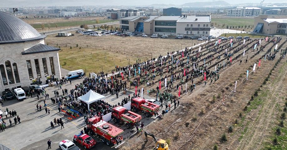 ETÜ kampüsünde 3000 fidan toprakla buluştu