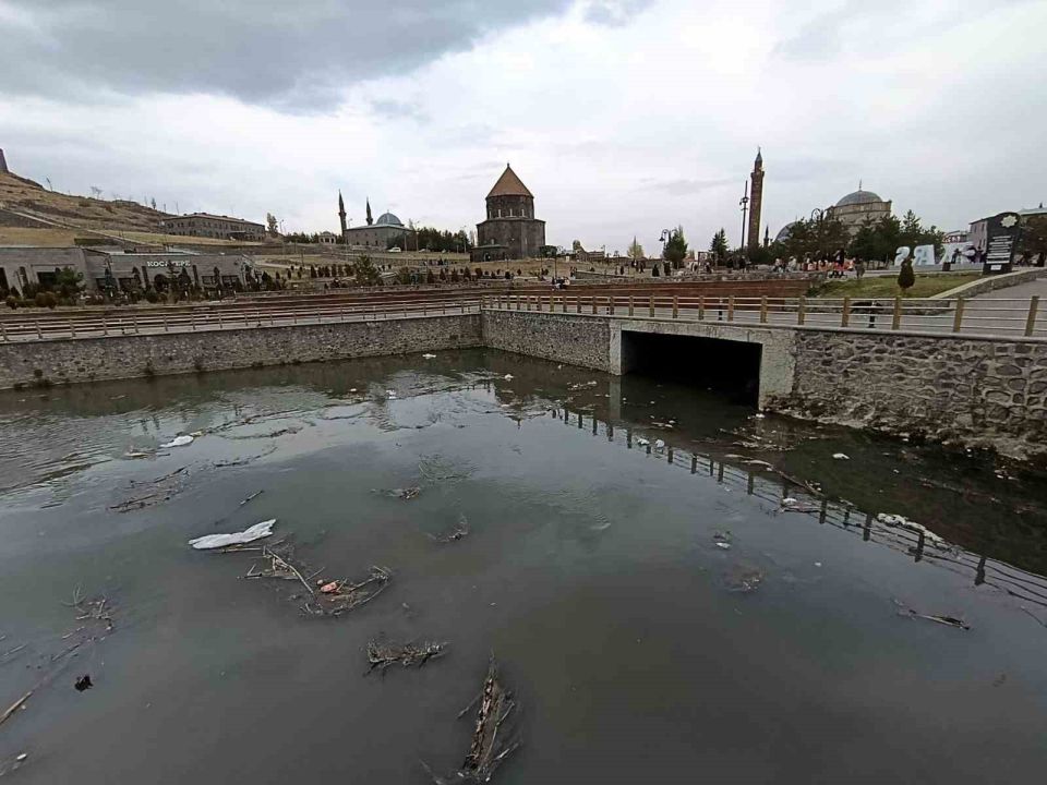 Kars Çayı alarm veriyor
