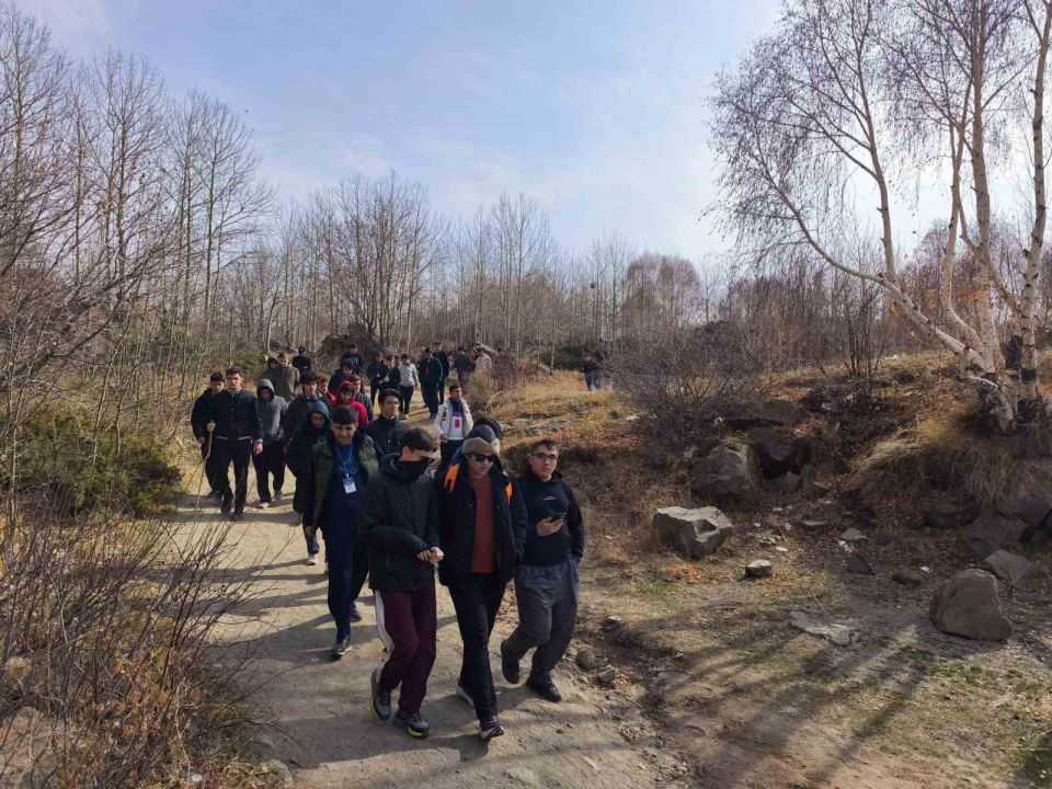 Bitlis'te öğrenciler "Maziden Atiye Ahlat" programıyla tarih yolculuğuna çıkıyor