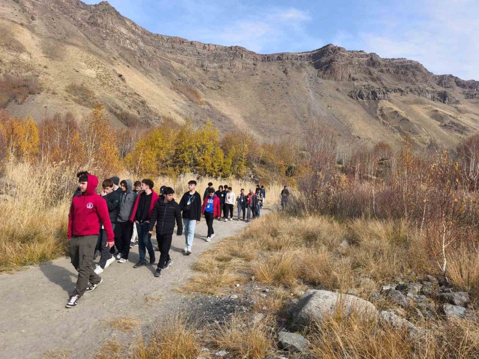 Bitlis'te öğrenciler "Maziden Atiye Ahlat" programıyla tarih yolculuğuna çıkıyor