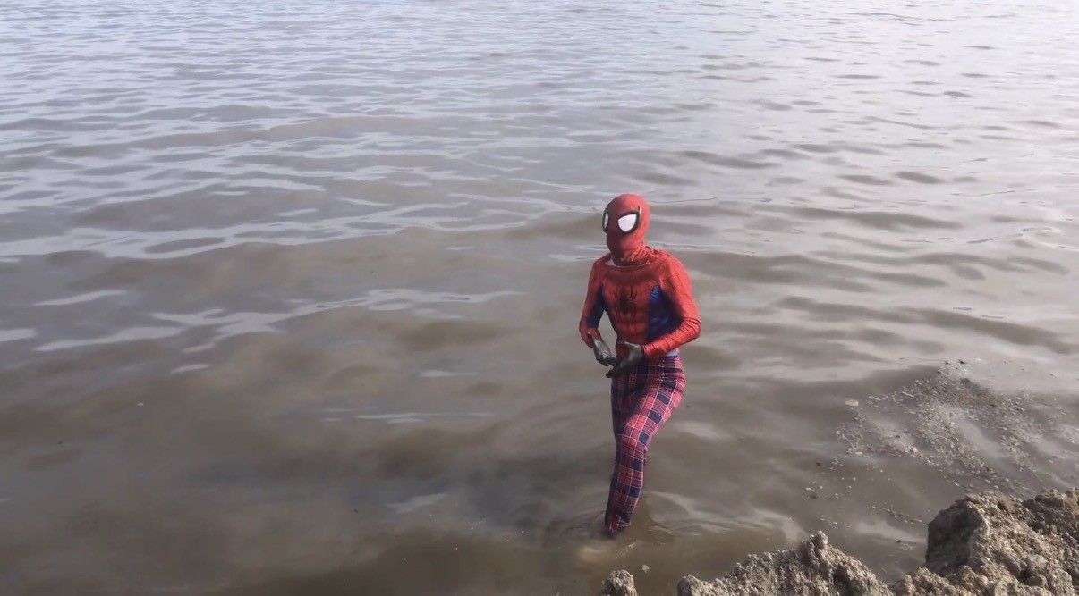 İzmirli Spiderman’den Van Gölü’ne dikkat çeken dalış