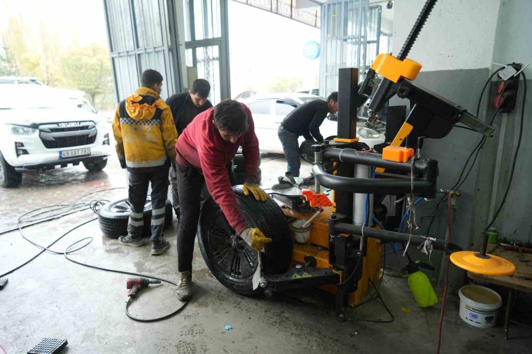 Muş’ta yüksek kesimlere kar yağdı