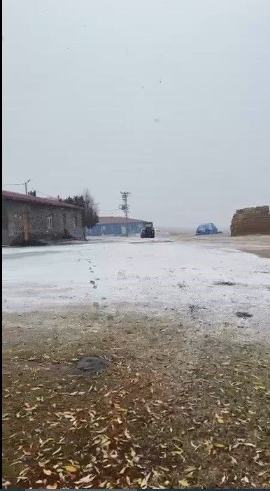 Kars’ta yüksek kesimlere kar yağdı