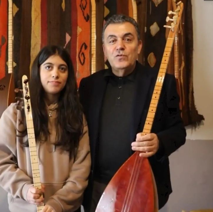 Ardahan Belediyesi Güzel Sanatlar lisesini kazanan öğrenciye Başkan Demir’den 2 bağlama saz hediye
