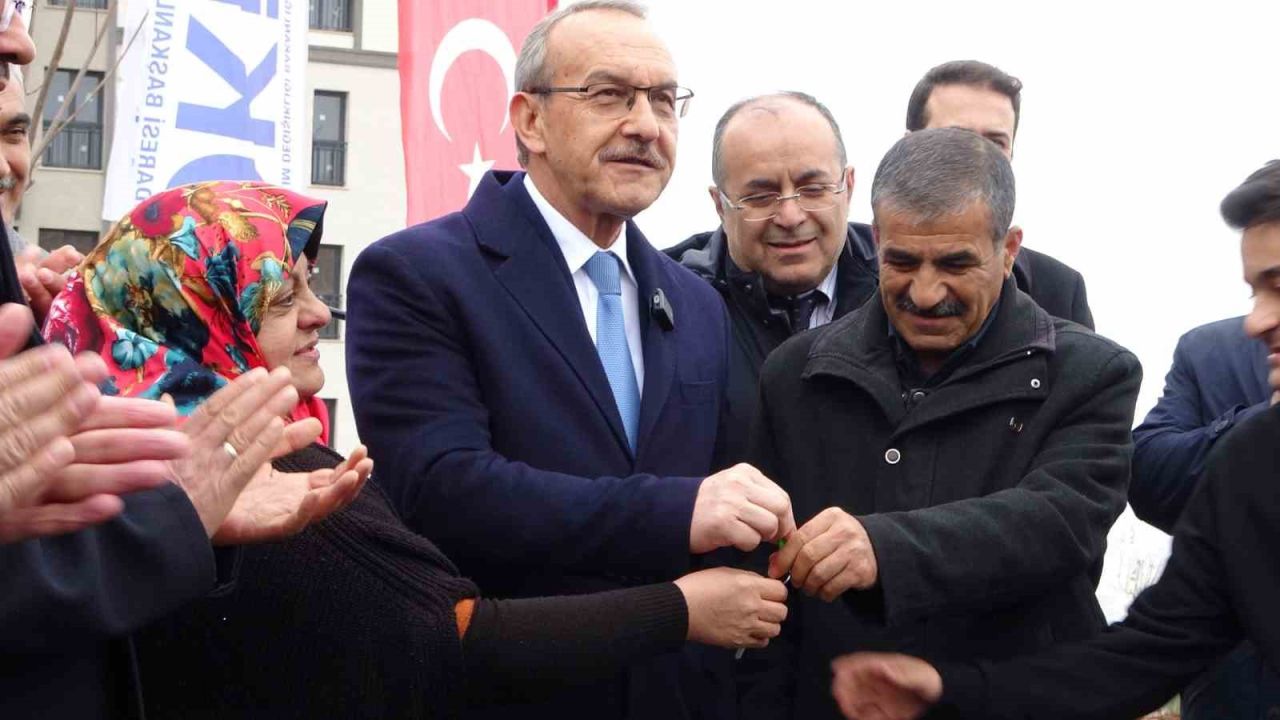 Deprem konutlarının anahtar teslimi sürüyor