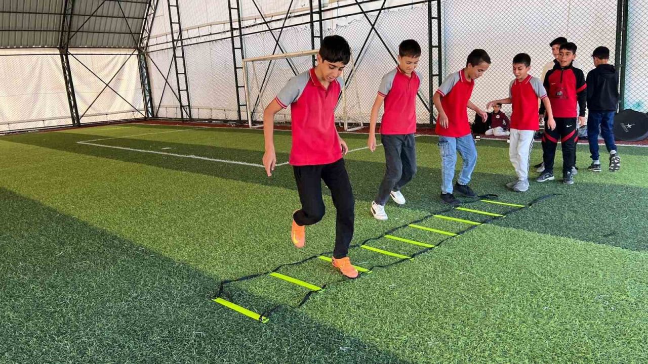 Muş Varto’da futbol kursu sürüyor