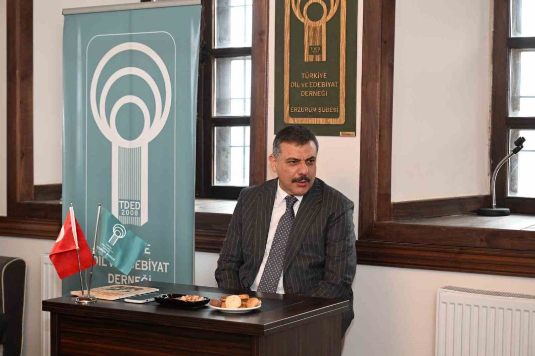 Vali Çiftçi, "Dil ve Edebiyat Konağı"nı inceledi, "Edebiyat Sokağı"nda gezdi