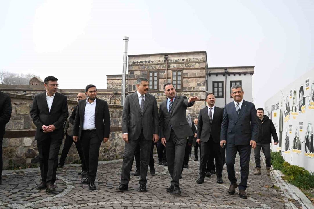 Vali Çiftçi, "Dil ve Edebiyat Konağı"nı inceledi, "Edebiyat Sokağı"nda gezdi