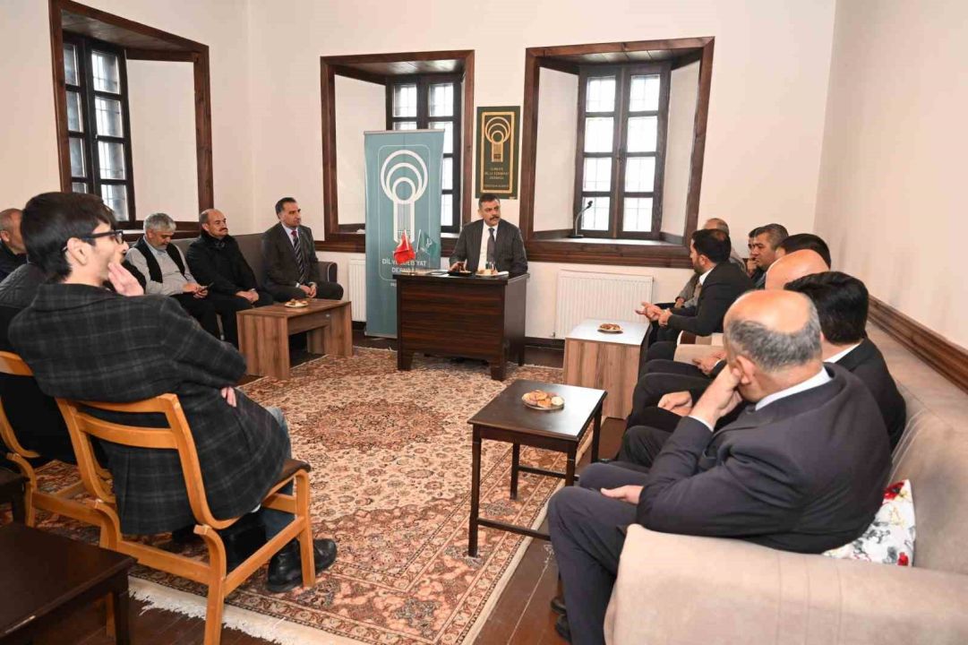 Vali Çiftçi, "Dil ve Edebiyat Konağı"nı inceledi, "Edebiyat Sokağı"nda gezdi