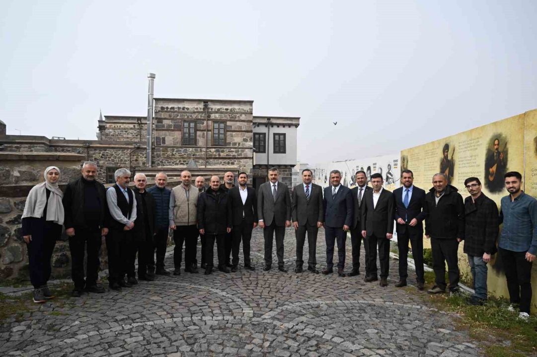 Vali Çiftçi, "Dil ve Edebiyat Konağı"nı inceledi, "Edebiyat Sokağı"nda gezdi