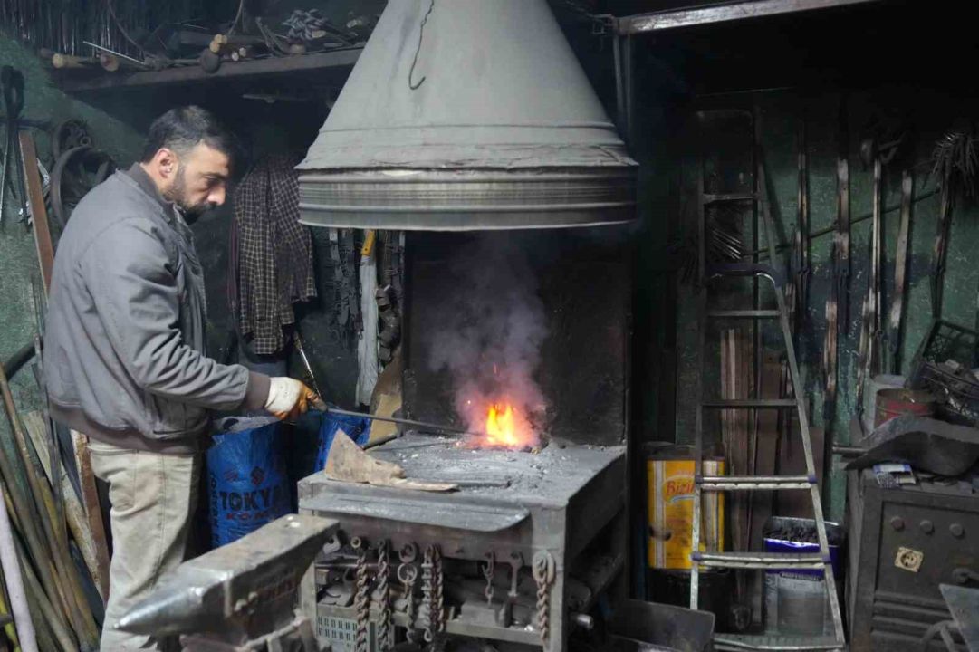 63 yaşındaki Halit Pınar yarım asırlık demircilik geleneğini yaşatıyor