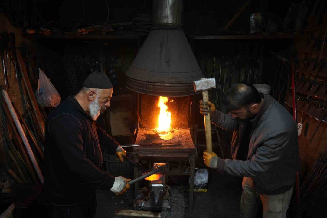 63 yaşındaki Halit Pınar yarım asırlık demircilik geleneğini yaşatıyor