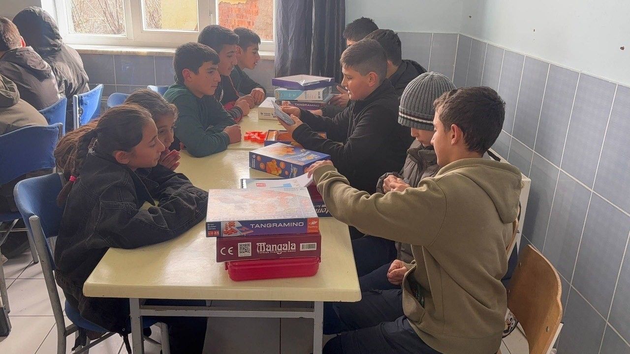 Erzincanlı öğrencilerden Verimli köyüne dostluk köprüsü