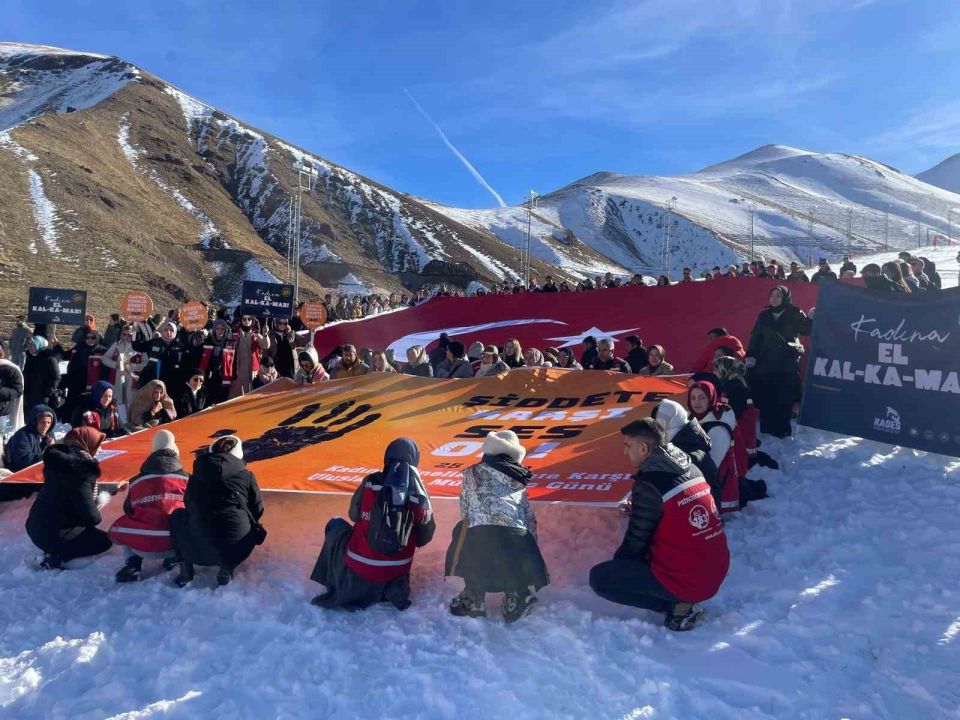 Erzurum’da "Şiddete karşı tek yürek" yürüyüşü düzenlendi