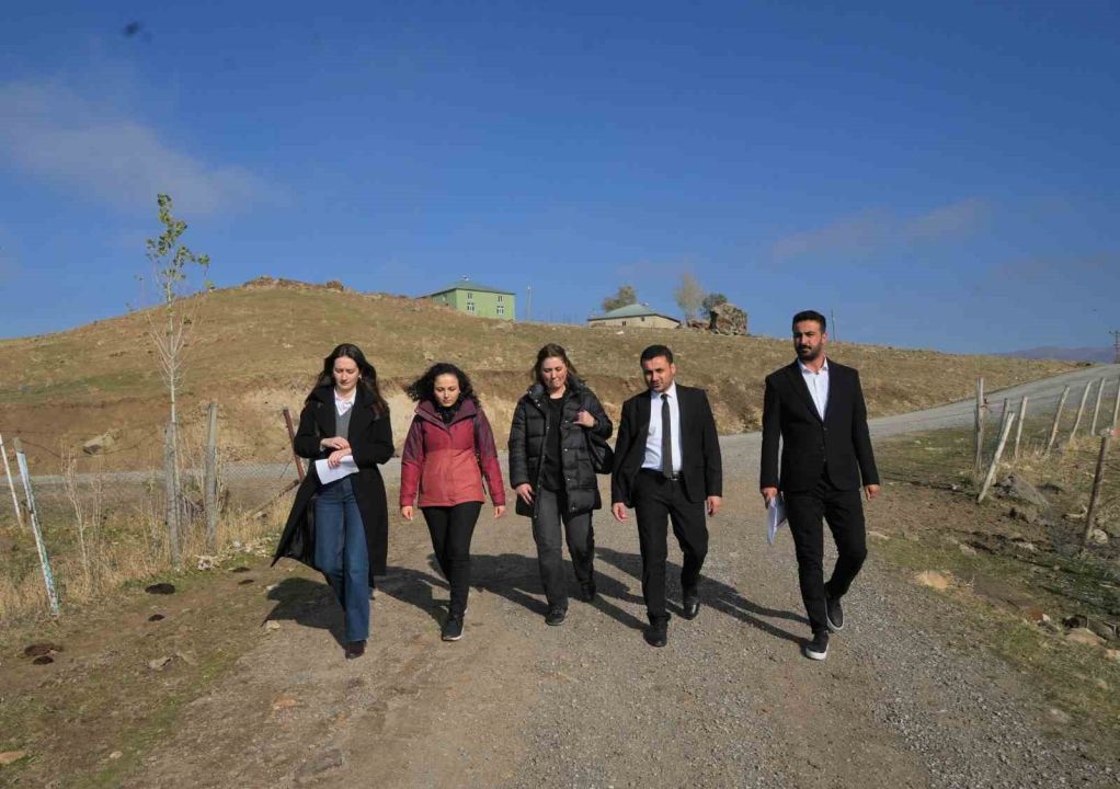 Devamsız öğrenciler için köy köy geziyorlar