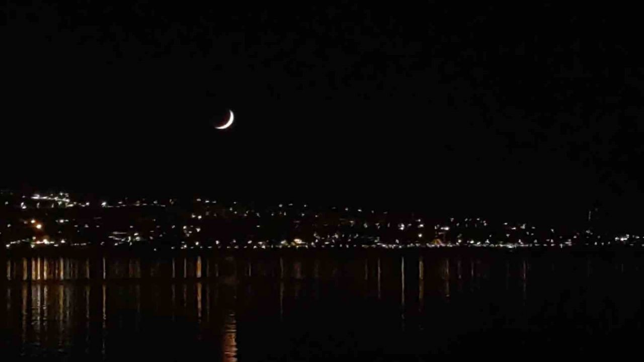 Van’da hilal geceyi süsledi