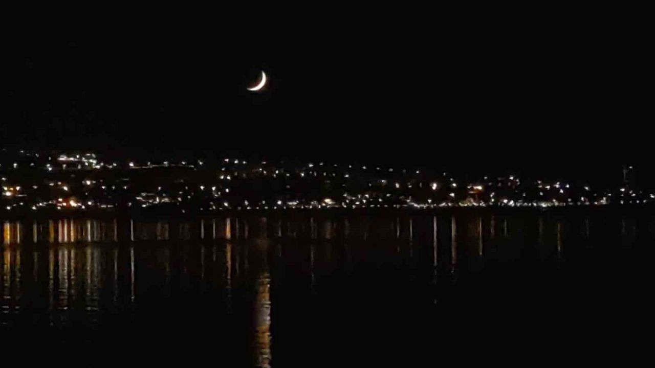 Van’da hilal geceyi süsledi
