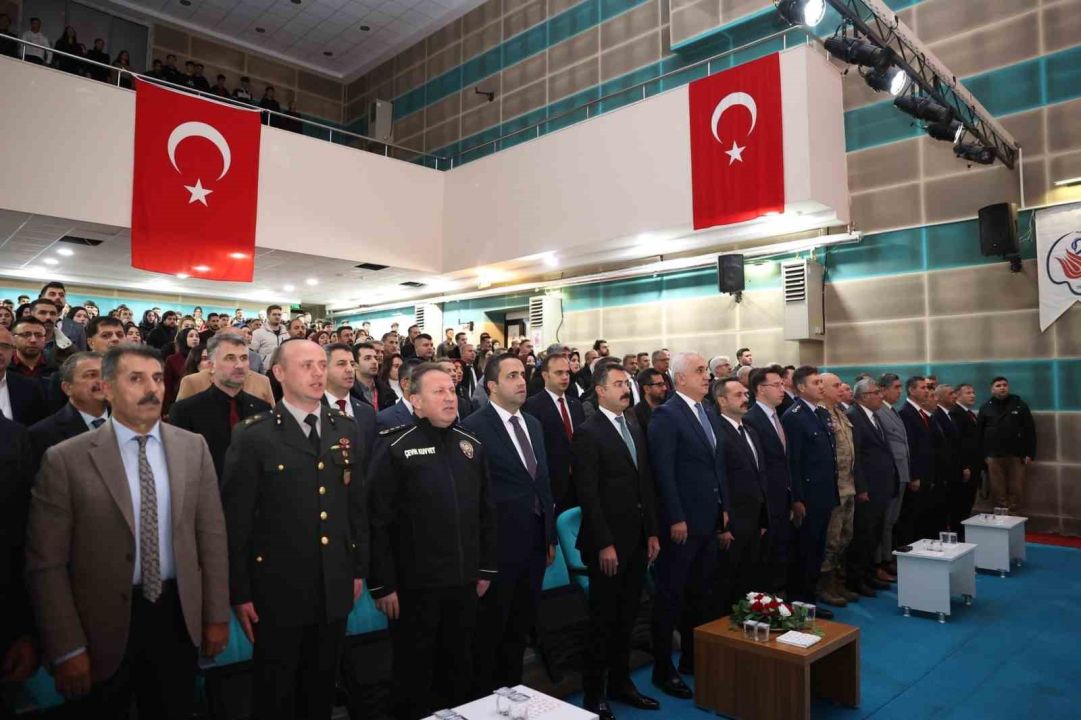 Muş'ta 24 Kasım Öğretmenler Günü törenle kutlandı