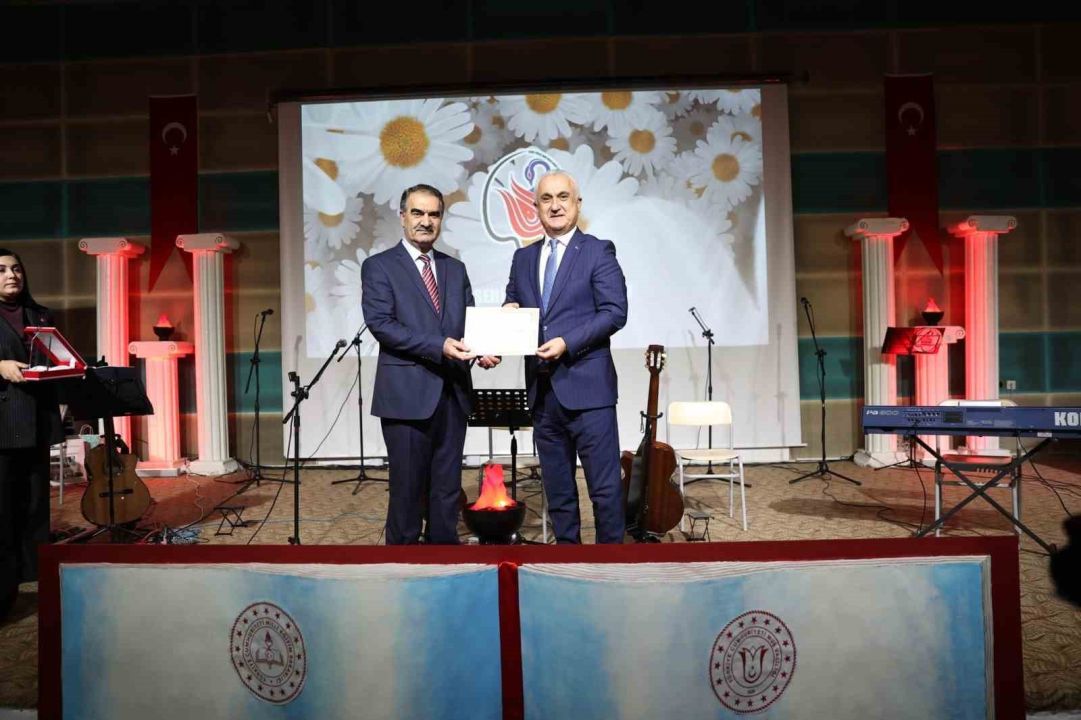 Muş'ta 24 Kasım Öğretmenler Günü törenle kutlandı