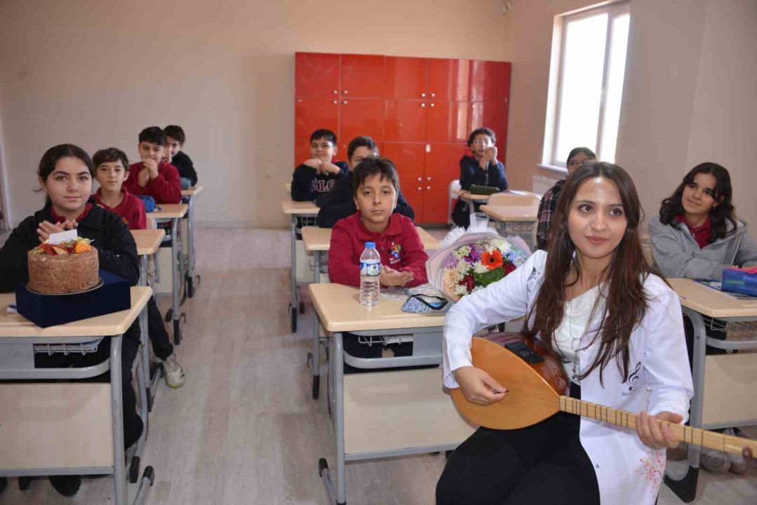 Genç öğretmene anlamlı tören: Müzik Öğretmeni Hacer İçoğlu ilk cübbesini giydi