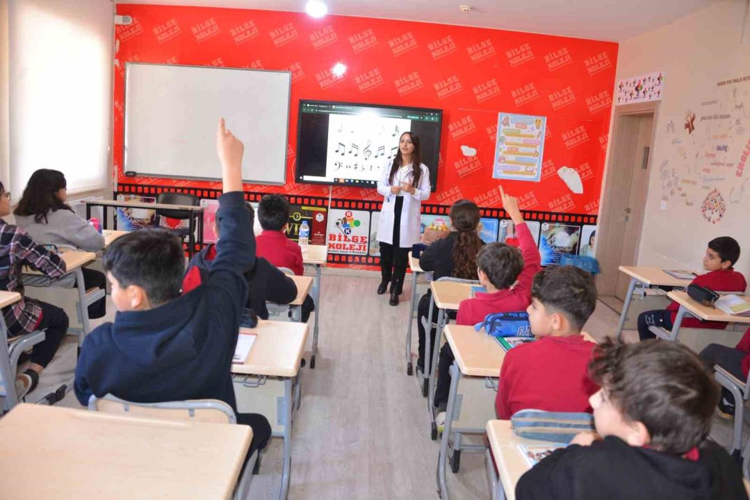 Genç öğretmene anlamlı tören: Müzik Öğretmeni Hacer İçoğlu ilk cübbesini giydi