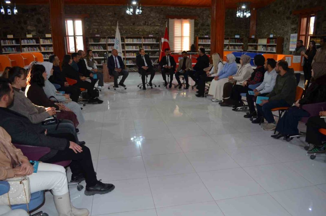 Muş Bulanık Kaymakamı Koşansu, kütüphane buluşmalarında öğretmenlerle özel söyleşi gerçekleştirdi