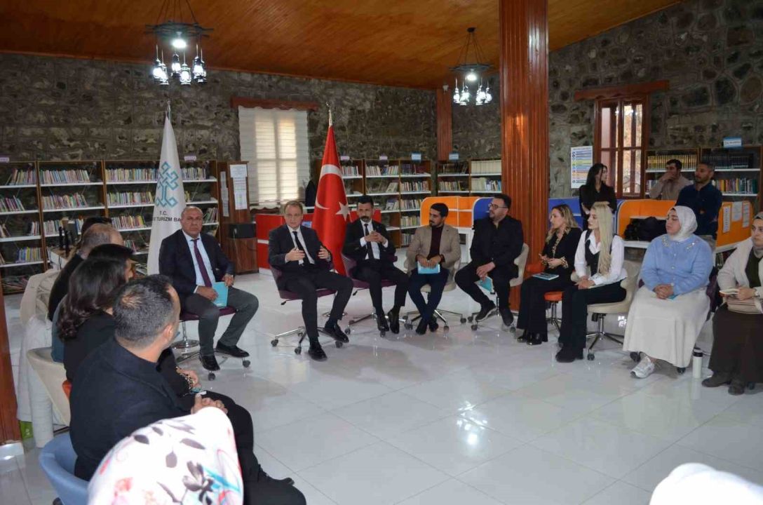 Muş Bulanık Kaymakamı Koşansu, kütüphane buluşmalarında öğretmenlerle özel söyleşi gerçekleştirdi
