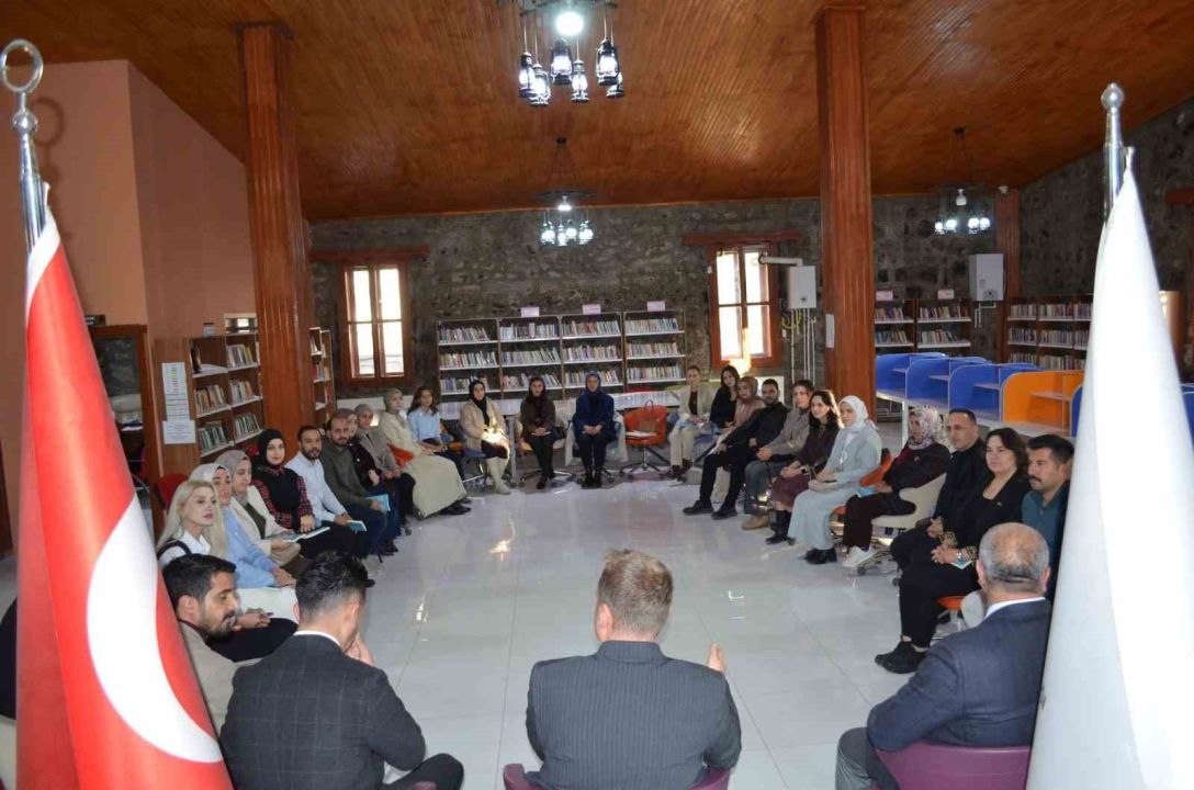 Muş Bulanık Kaymakamı Koşansu, kütüphane buluşmalarında öğretmenlerle özel söyleşi gerçekleştirdi