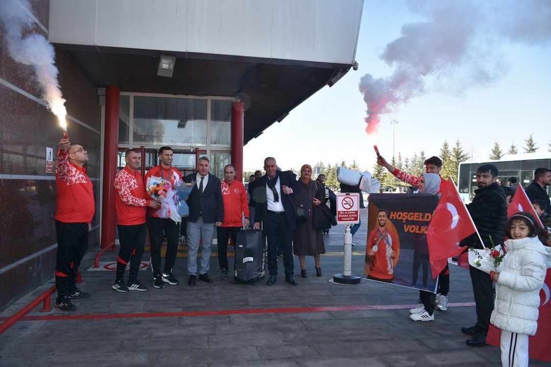 Erzurum'da olimpiyat fatihi çiçeklerle karşılandı