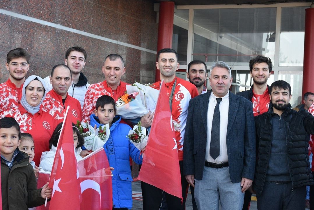 Erzurum'da olimpiyat fatihi çiçeklerle karşılandı