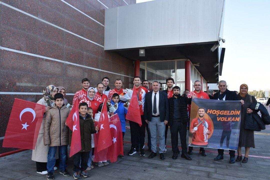 Erzurum'da olimpiyat fatihi çiçeklerle karşılandı