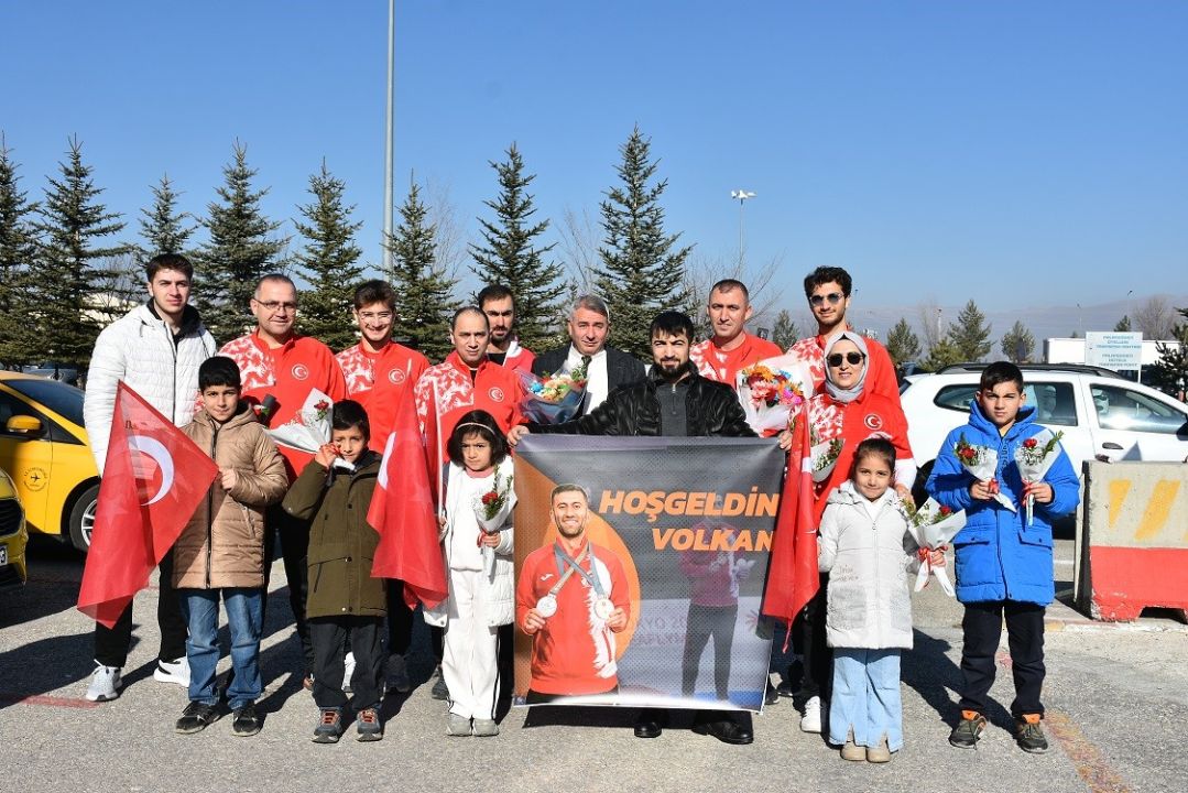 Erzurum'da olimpiyat fatihi çiçeklerle karşılandı